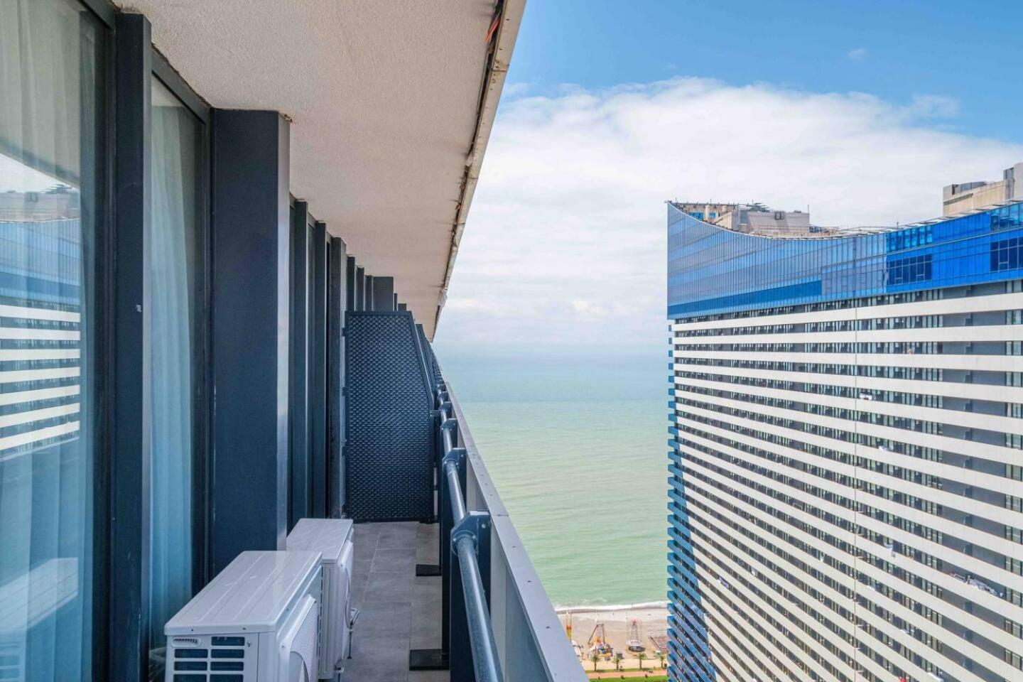 Luxury Orbi City Sea View Aparthotel バトゥーミ エクステリア 写真