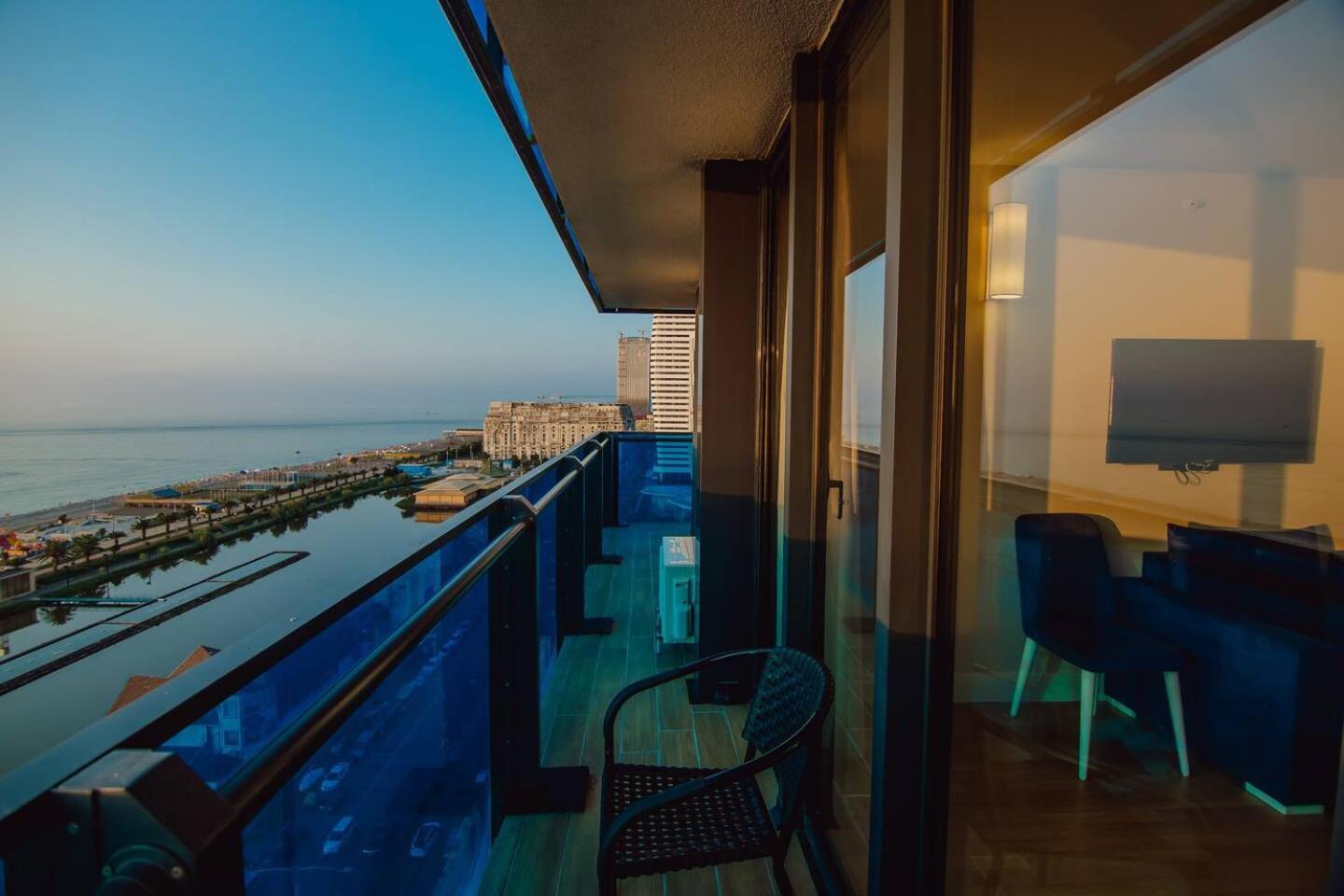 Luxury Orbi City Sea View Aparthotel バトゥーミ エクステリア 写真