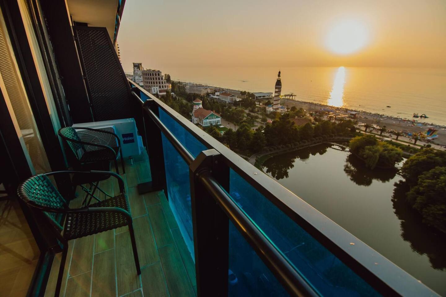 Luxury Orbi City Sea View Aparthotel バトゥーミ エクステリア 写真