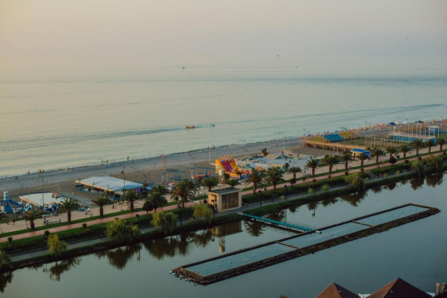 Luxury Orbi City Sea View Aparthotel バトゥーミ エクステリア 写真